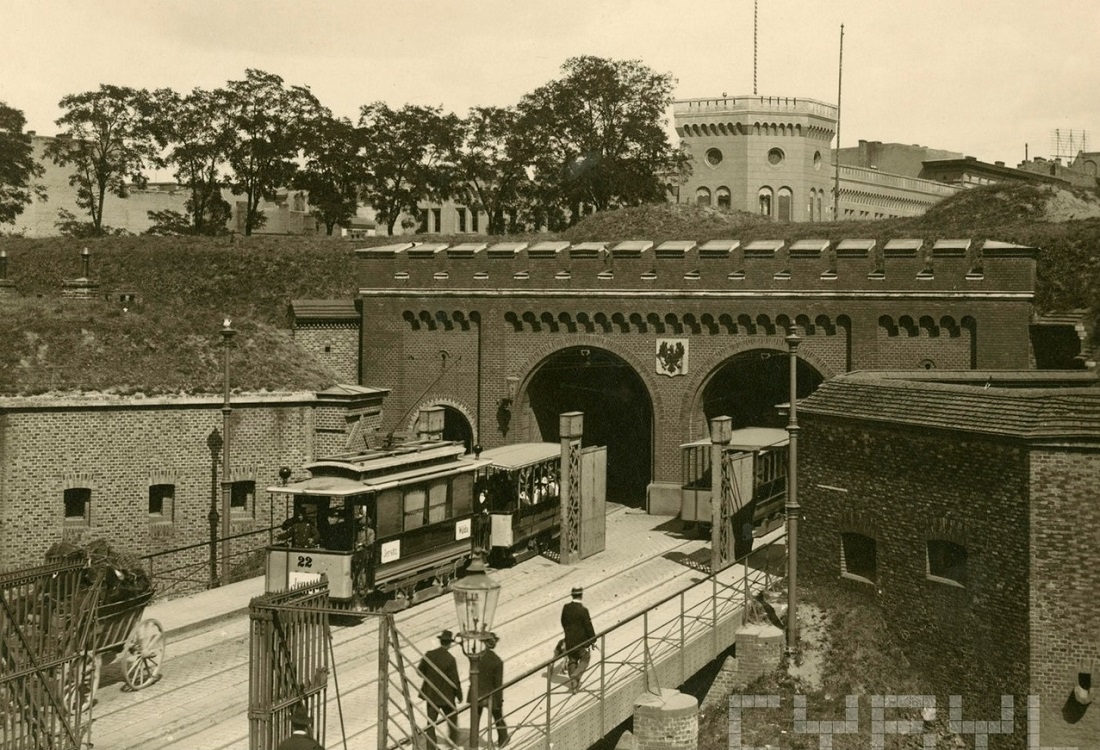 Linia tramwajowa ok. 1899 r. obok Brama Berlińska , fot. ze zb. cyryl.poznan.pl / MKZ - grafika artykułu