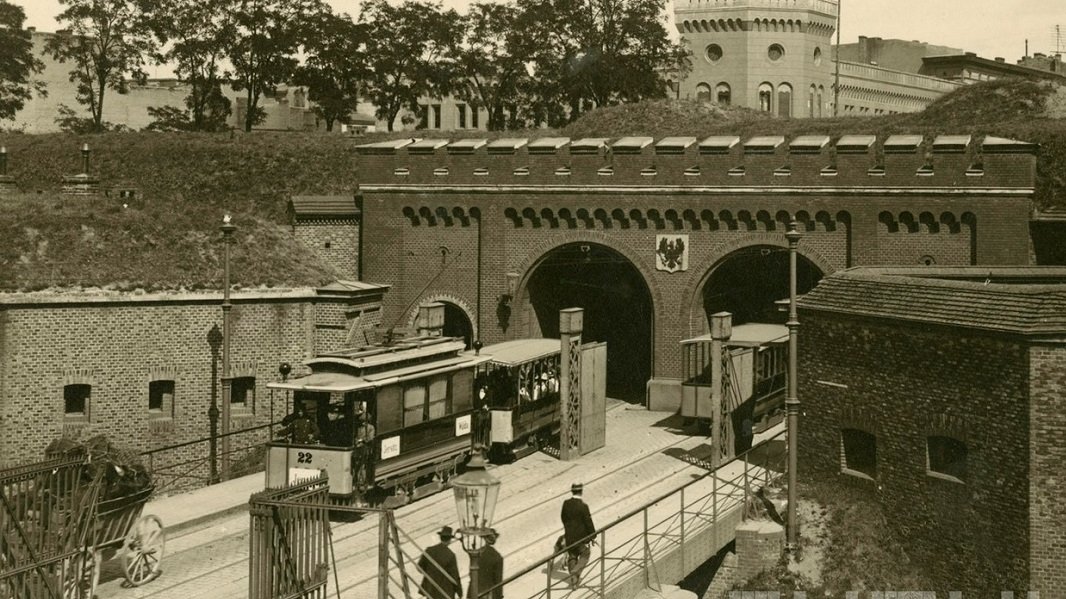 Linia tramwajowa ok. 1899 r. obok Brama Berlińska , fot. ze zb. cyryl.poznan.pl / MKZ