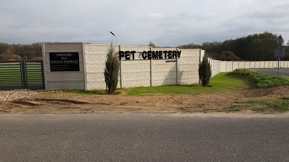 Cmentarz dla zwierząt domowych w gminie Nekla, fot. petcemetery.pl - grafika artykułu