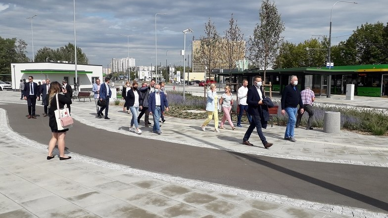 Wizyta radnych miejskich i urzędników na terenie zakończonej inwestycji petli tramwajowo-autobusowej przy ul. Unii Lubelskiej, fot. biuletyn.poznan.pl