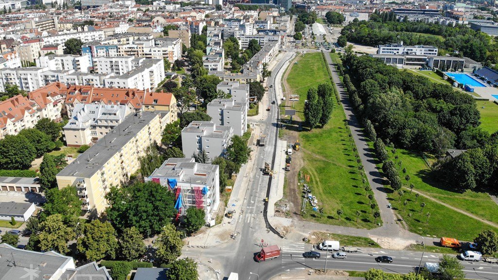 Budowa drogi rowerowej wzdłuż ulicy Dolna Wilda, lipiec 2020 r. (fot. PIM)