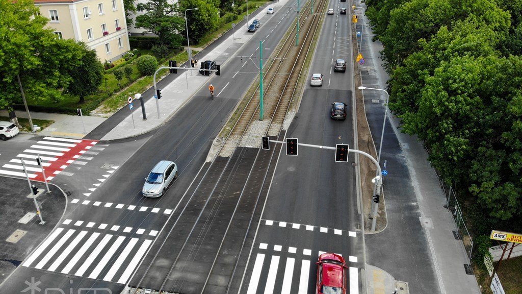 Budowa drogi rowerowej wzdłuż ulicy Grunwaldzkiej, lipiec 2020 r. (fot. PIM)