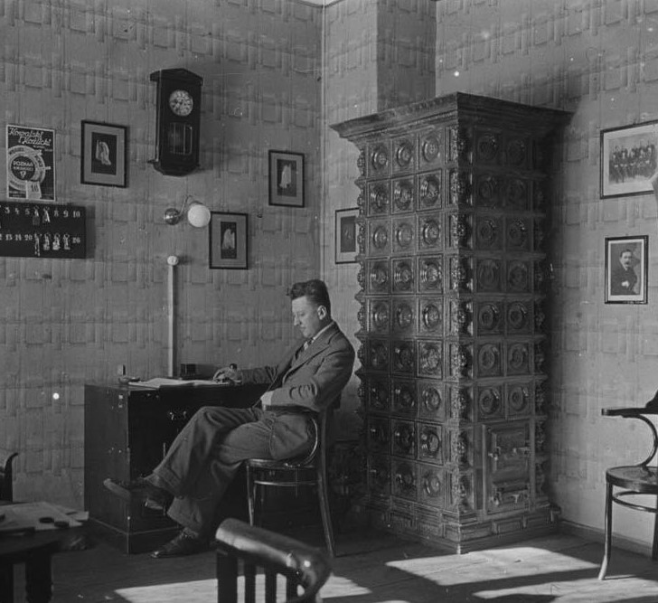 Stefan Poradowski w budynku Państwowego Konserwatorium Muzycznego w Poznaniu przy ul. Wrocławskiej, rok 1936, źródło: cyryl.poznan.pl - grafika artykułu