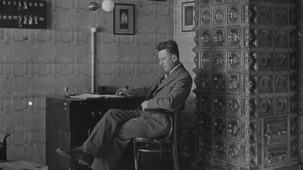 Stefan Poradowski w budynku Państwowego Konserwatorium Muzycznego w Poznaniu przy ul. Wrocławskiej, rok 1936, źródło: cyryl.poznan.pl