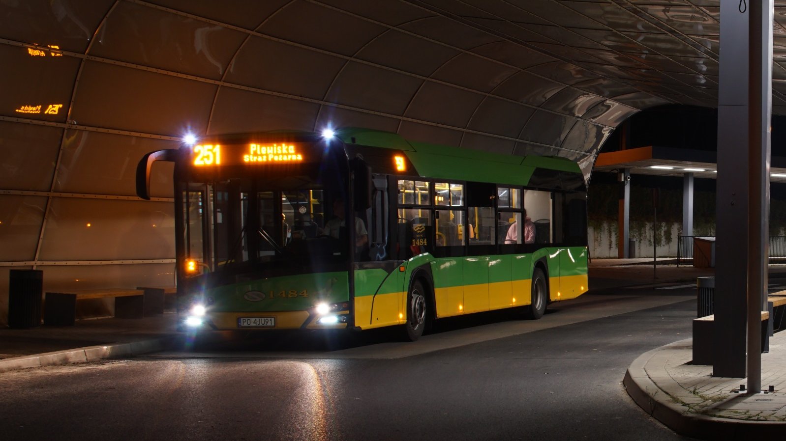 Autobus nocny na przystanku, Fot. MPK