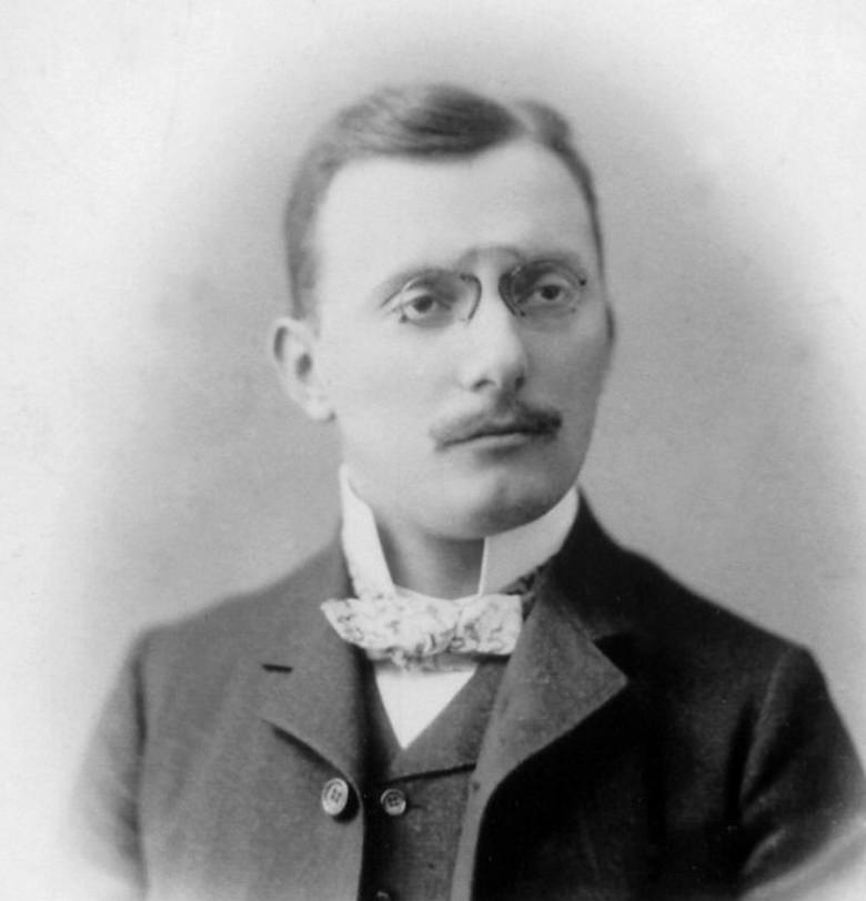 Jarogniew Drwęski ok. 1910 r., zdjęcie wykonane w Atelier Iris J. Maćkiewicz źródło: Znany - nieznany prezydent Poznania. Rzecz o Jarogniewie Drwęskim, Waldemar Łazuga, Wydawnictwo Miejskiej, Poznań 2005 - grafika artykułu