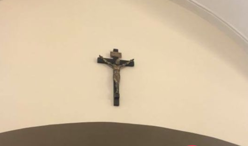 Krzyż w sali sesyjnej - grafika artykułu