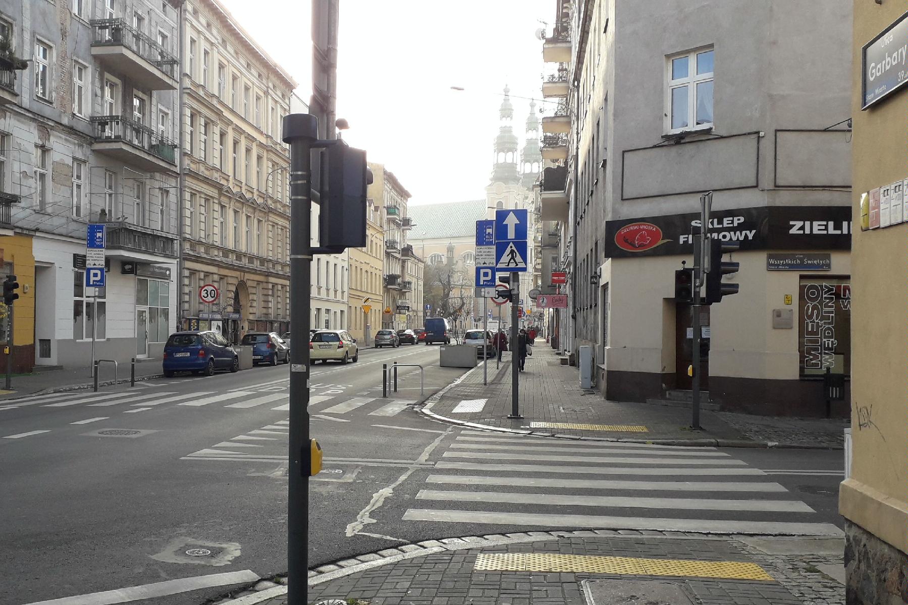 Sygnalizacja świetlna na skrzyżowaniu ul. Garbary i Wszystkich Świętych, fot. Biuletyn Miejski - grafika artykułu