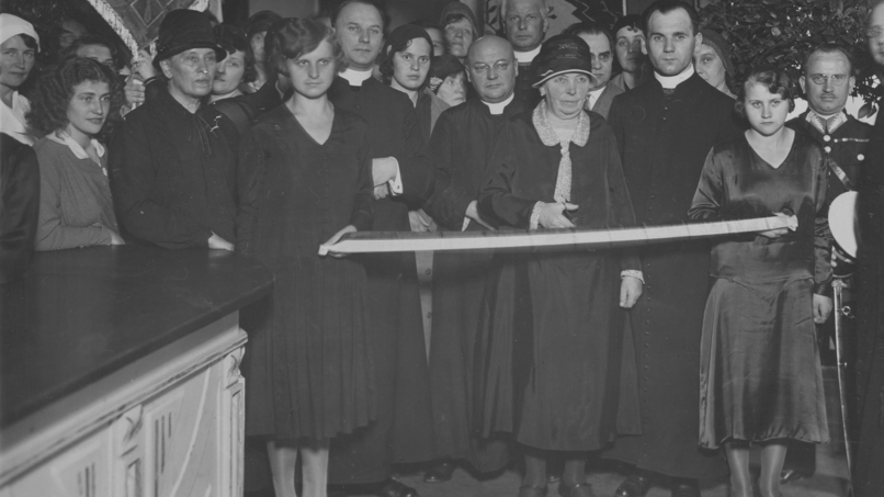 Otwarcie wystawy Katolickiego Związku Kobiet Pracujących w Poznaniu, 1931 r., ks. Narcyz Putz stoi za przecinająca wstęgę p. Starkową (niższy z księży), źródło: "Ilustrowany Kurier Codzienny", ze zbiorów Narodowego Archiwum Cyfrowego