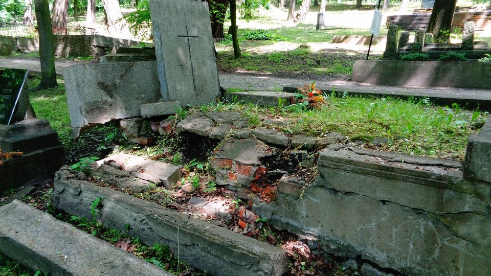 Stan grobu rodziców bł. Ks. Narcyza Putza na cmentarzu św. Wojciecha na stoku Cytadeli w Poznaniu w 2018 r.