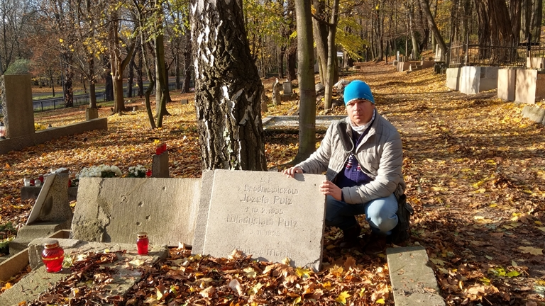 Autor artykułu przy tymczasowo zabezpieczonym nagrobku na mogile rodziców bł. ks. Narcyza Putza na cmentarzu św. Wojciecha na stoku Cytadeli w Poznaniu, listopad 2020