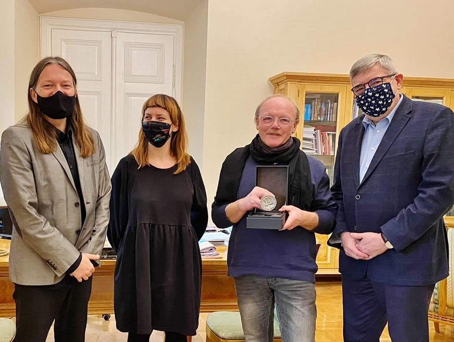 Od lewej: Waldemar Kuligowski - red. nacz."Czasu Kultury", Justyna Makowska - dyr. Wydz. Kultury UMP, Ryszard Czapara - wydawca "Czasu Kultury", Grzegorz Ganowicz - przewodniczący RMP - grafika artykułu