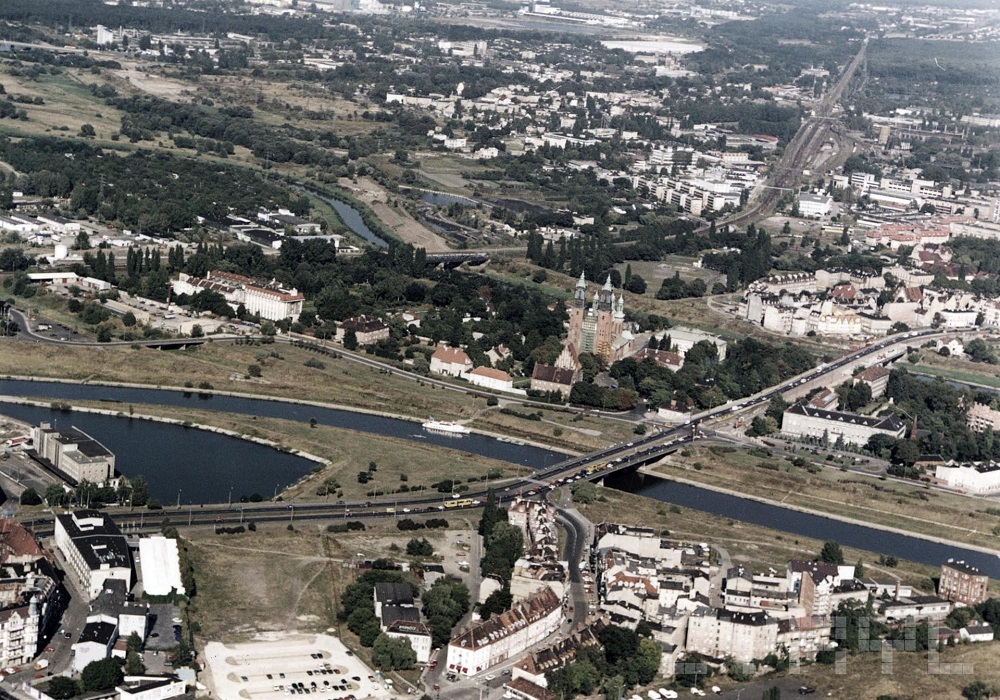 Ostrów Tumski z lotu ptaka, fot. Janusz Korpal (2000 rok), źródło: Miejski Konserwator Zabytków / cyryl.poznan.pl - grafika artykułu