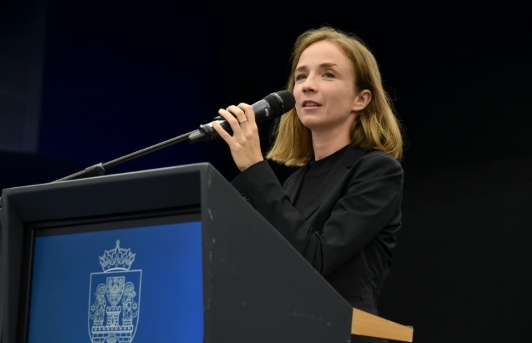 Malina Prześluga-Delimata odbiera Nagrodę Artystyczną podczas uroczystej sesji Rady Miasta Poznania 29 czerwca 2020 r. - grafika artykułu