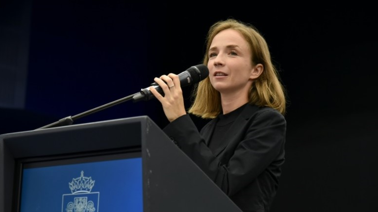 Malina Prześluga-Delimata odbiera Nagrodę Artystyczną podczas uroczystej sesji Rady Miasta Poznania 29 czerwca 2020 r.