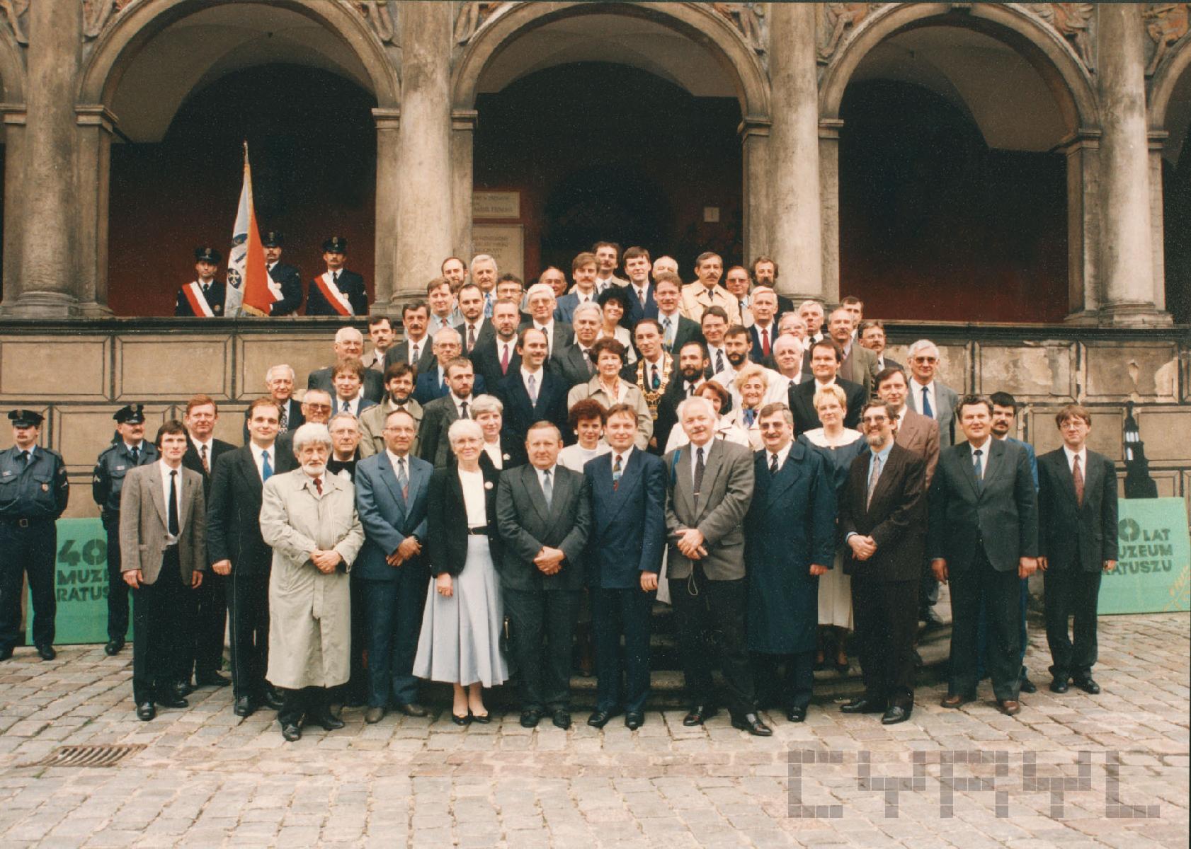 Poznańscy radni na schodach ratusza na zakończenie I kadencji odrodzonego samorządu - grafika artykułu
