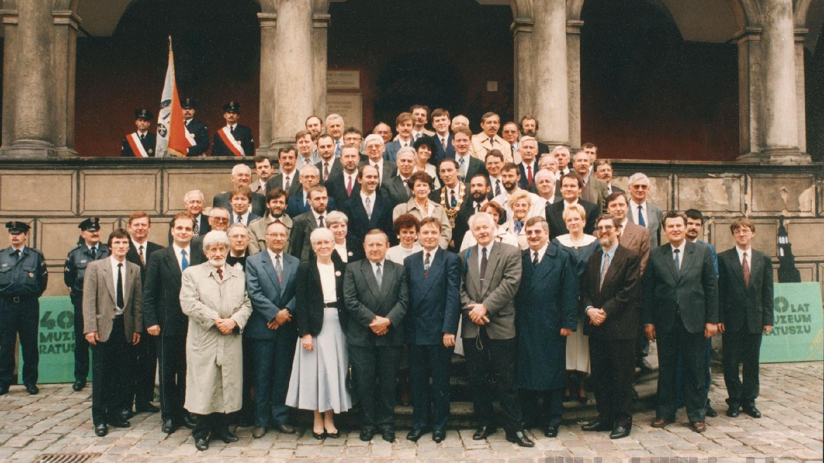 Poznańscy radni na schodach ratusza na zakończenie I kadencji odrodzonego samorządu