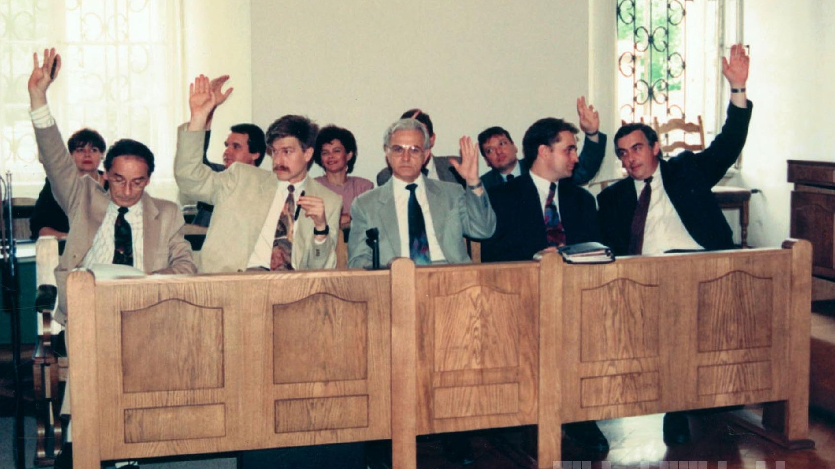 Głosowanie Zarządu Miasta w sali sesyjnej Urzędu Miejskiego w Poznaniu od lewej: Wojciech Szczęsny Kaczmarek Ryszard Grobelny Ryszard Olszewski pierwszy z prawej Andrzej Porawski