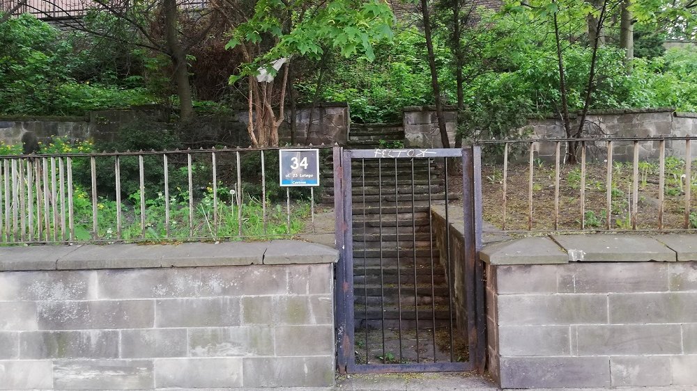 Wejście na Wzgórze Przemysła od strony ul. 23 Lutego (fot. Tomasz Dworek)