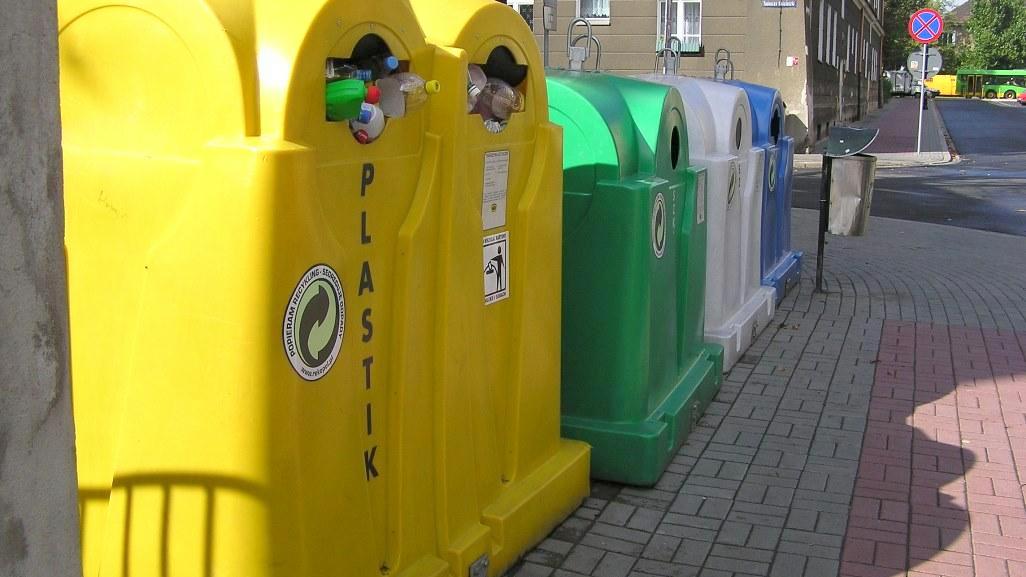 Kontenery do selektywnej zbiórki odpadów, fot. UMP - grafika artykułu