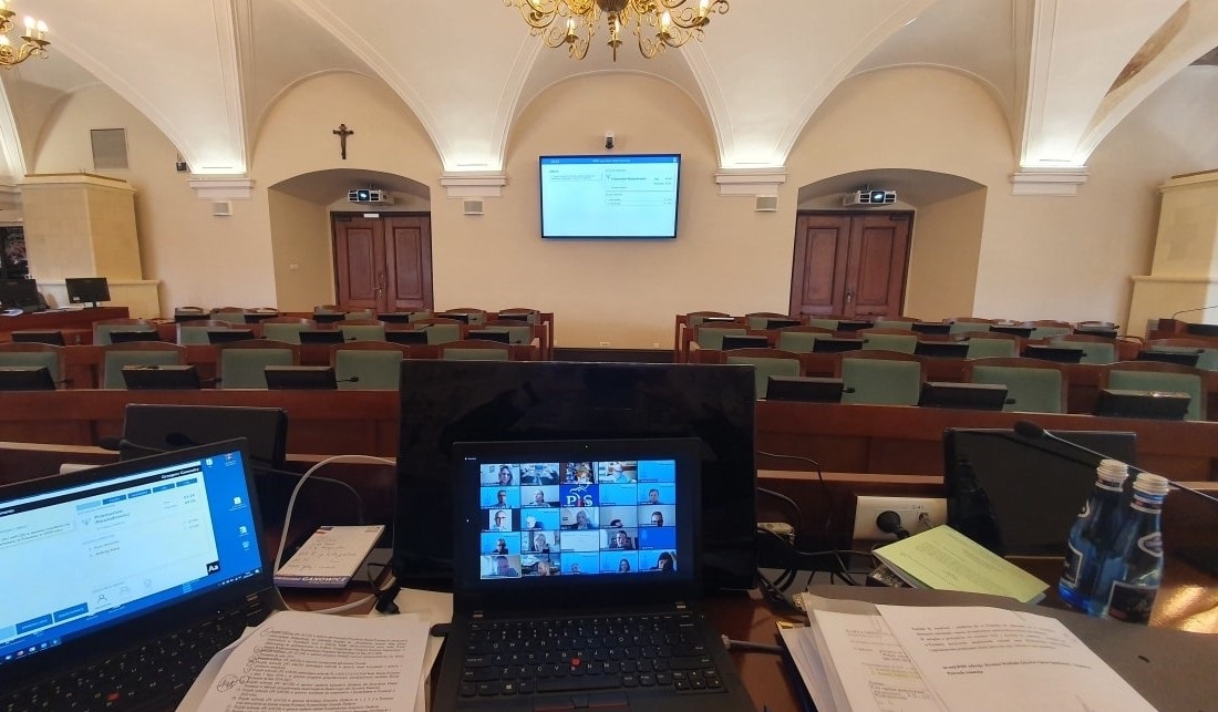Sala sesyjna podczas zdalnych obrad Rady Miasta Poznania - grafika artykułu