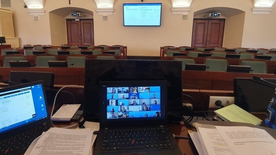 Sala sesyjna podczas zdalnych obrad Rady Miasta Poznania