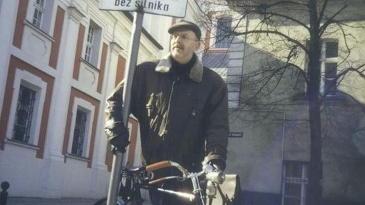 Juliusz Kubel "gra" w filmie o Starym Marychu przed odsłonięciem pomnika, 2001 r., fot. Kronika Miasta Poznania