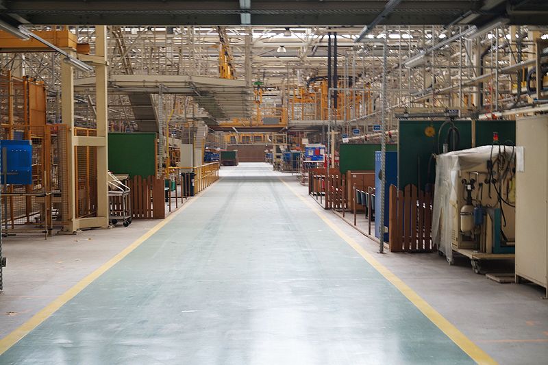 Hala produkcyjna w fabryce, fot. flyz1/CC Wikipedia Commons - grafika artykułu