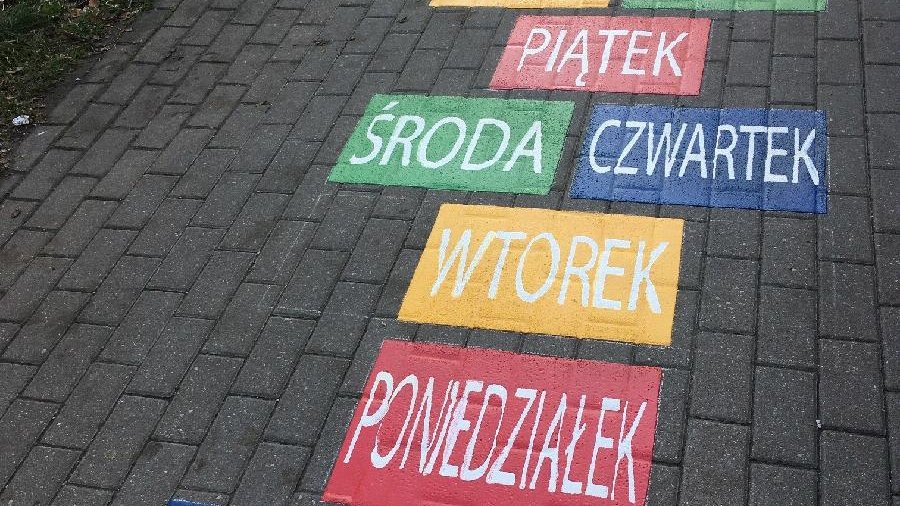 Gra asfaltowa dla dzieci wykonana w Warszawie na Woli, fot. Dzielnica Wola