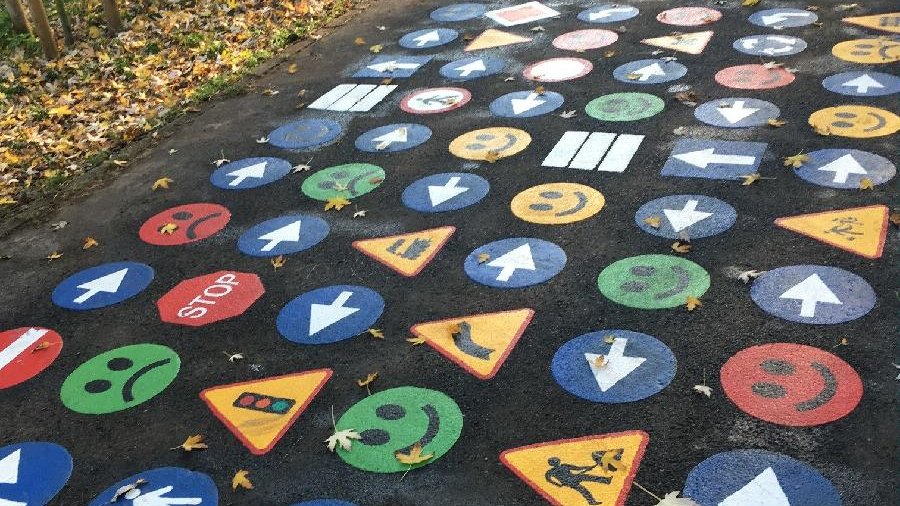 Gra asfaltowa dla dzieci wykonana w Warszawie na Woli, fot. Dzielnica Wola