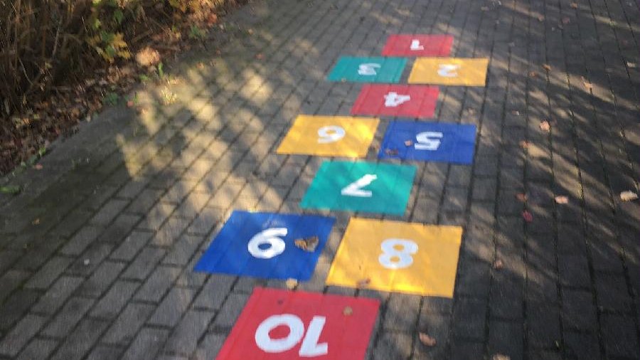 Gra asfaltowa dla dzieci wykonana w Warszawie na Woli, fot. Dzielnica Wola