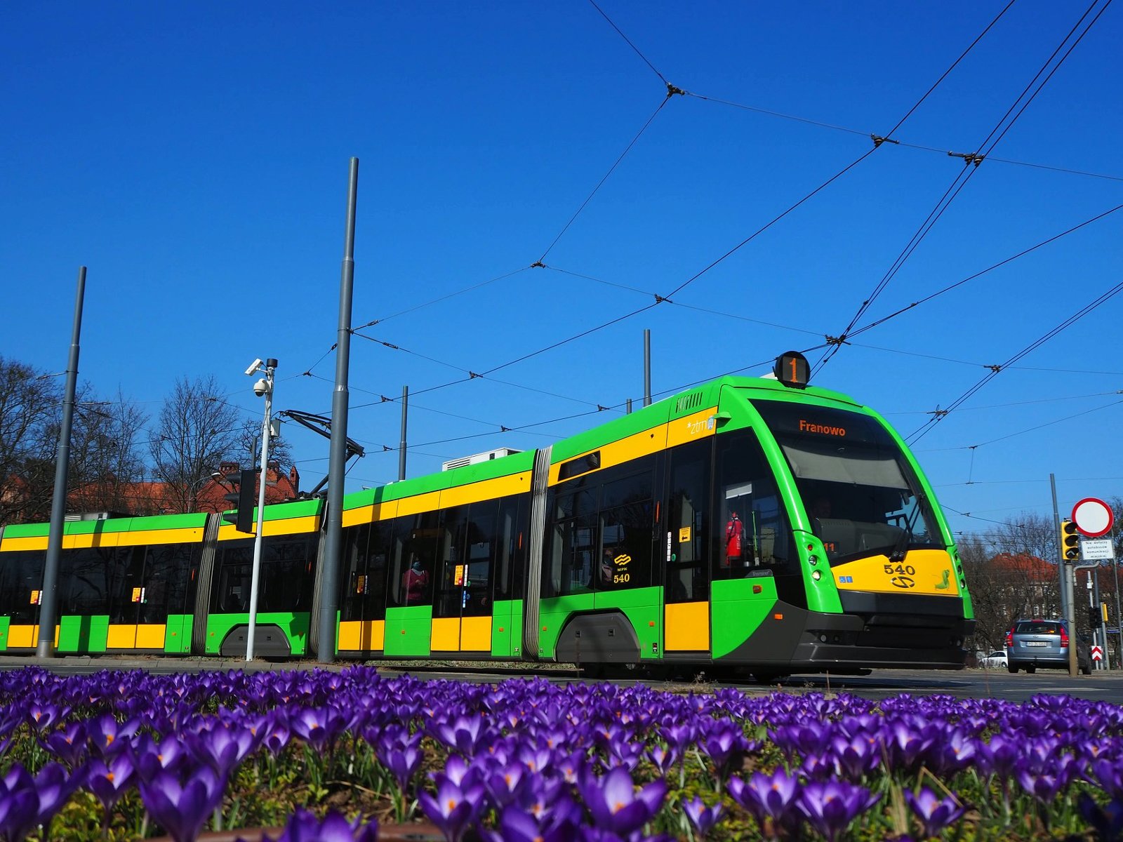 Tramwaj MPK Poznań w wiosennym krajobrazie, fot. MPK Poznań - grafika artykułu