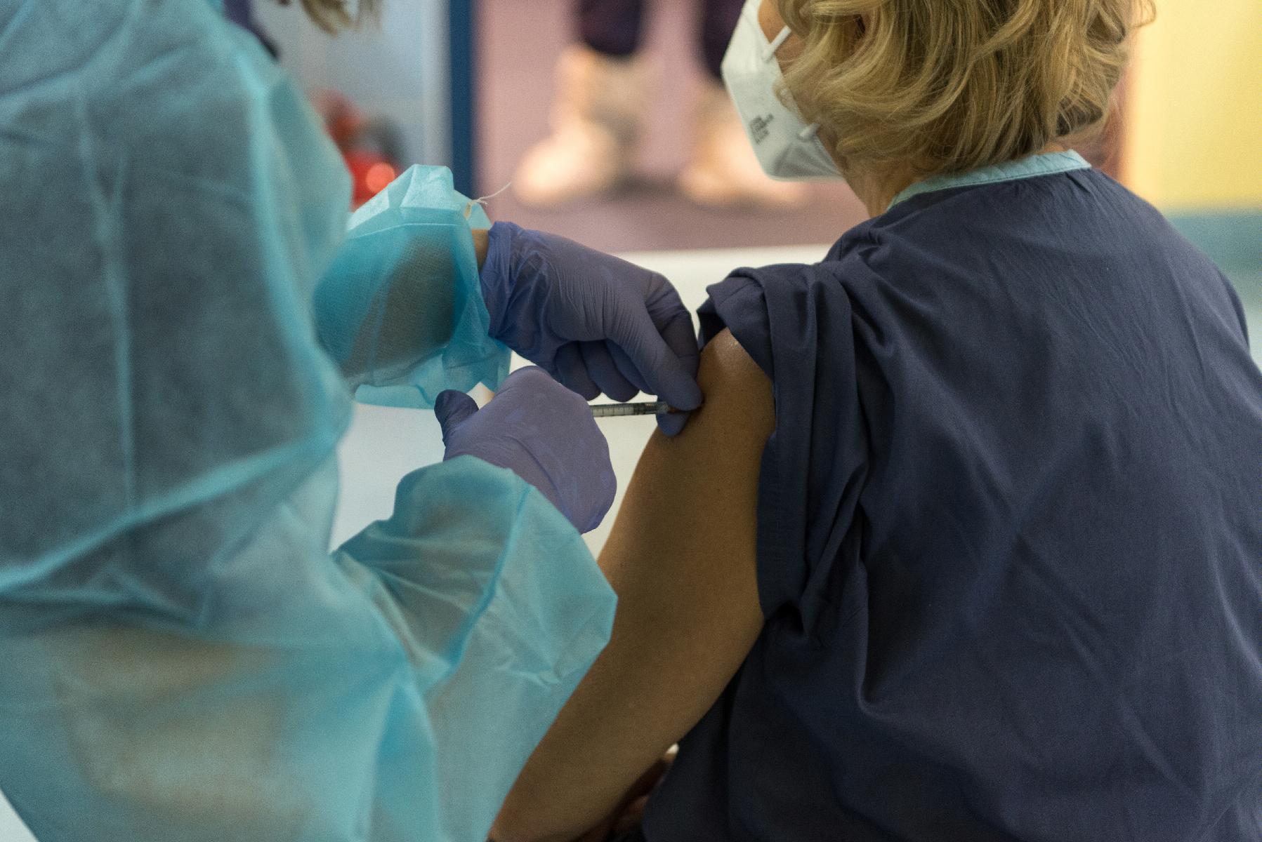 Szczepienia przeciw COVID-19 w Poznaniu, fot. UMP - grafika artykułu