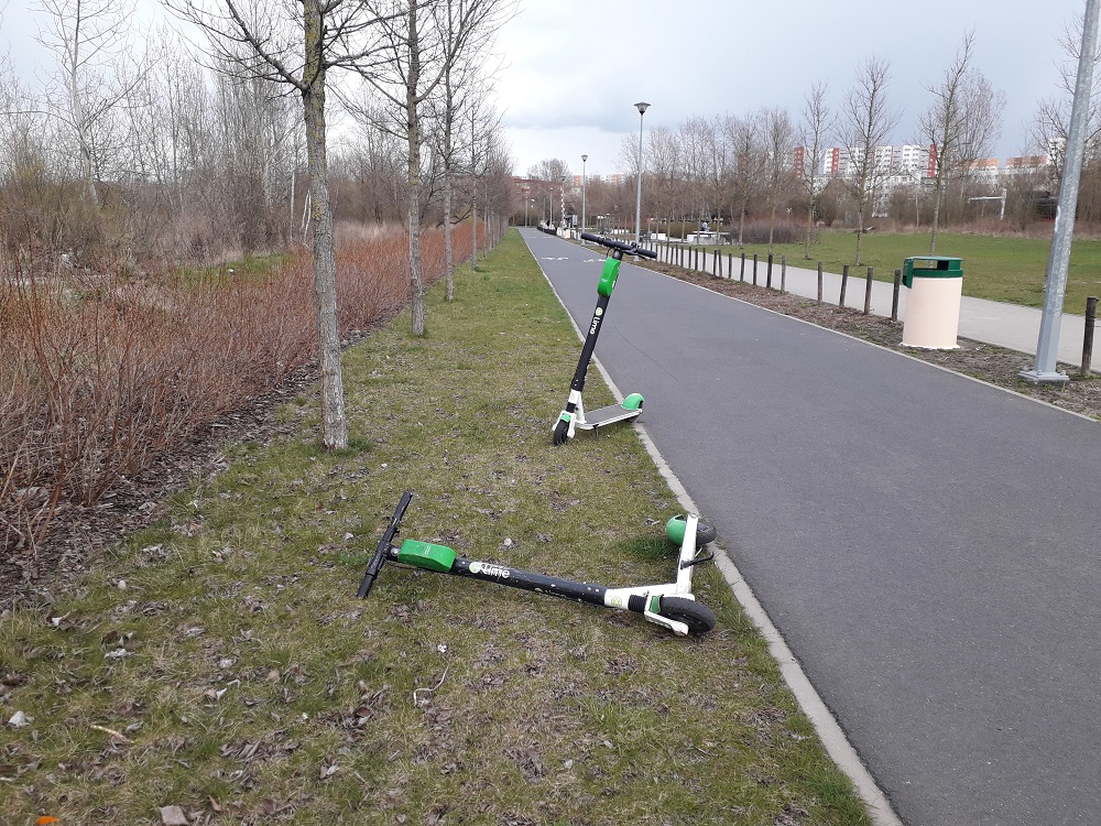 Na zdjęciu hulajnogi porzucone na poboczy ścieżki rowerowej - grafika artykułu