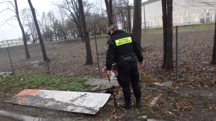 Straż Miejska podczas kontroli zbiorników bezodpływowych - grafika artykułu