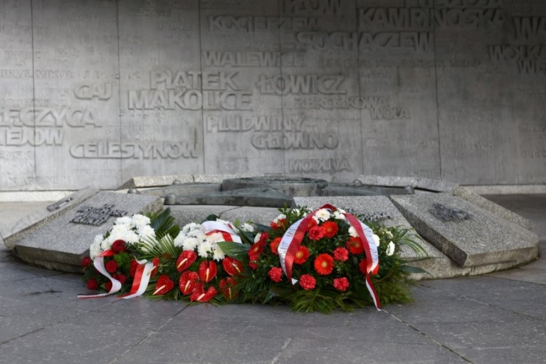 Wiązanki kwiatów pod Pomnikiem Armii Poznań - grafika artykułu