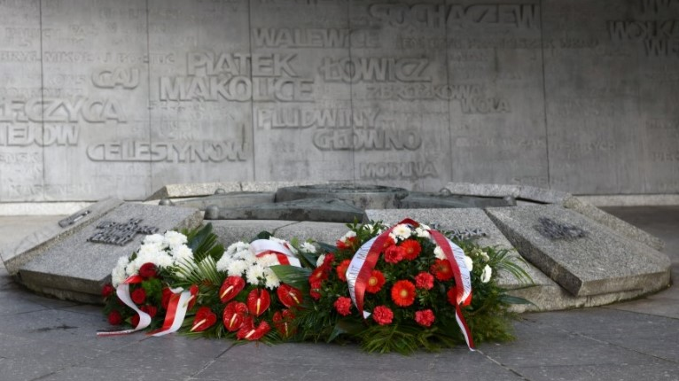 Wiązanki kwiatów pod Pomnikiem Armii Poznań