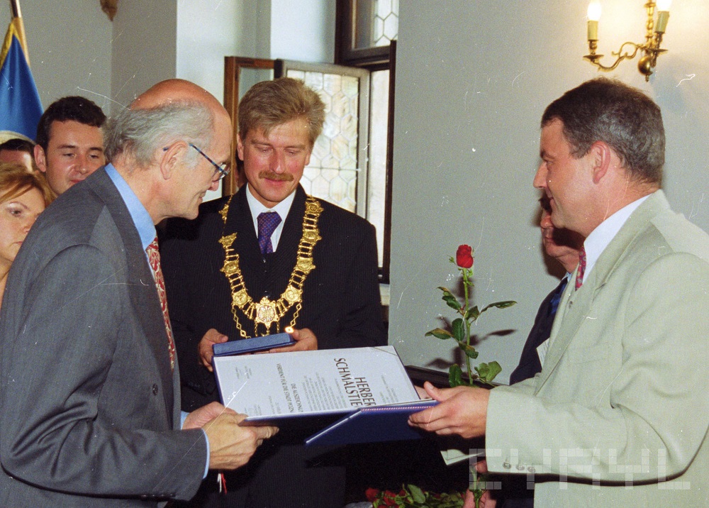 Przewodniczący RMP Dariusz Lipiński wręcza Herbertowi Schmalstiegowi nadburmistrzowi Hanoweru wyróżnienie Zasłużony dla Miasta Poznania podczas uroczystej sesji w ratuszu, 1999 r., fot. Andrzej Szozda - grafika artykułu