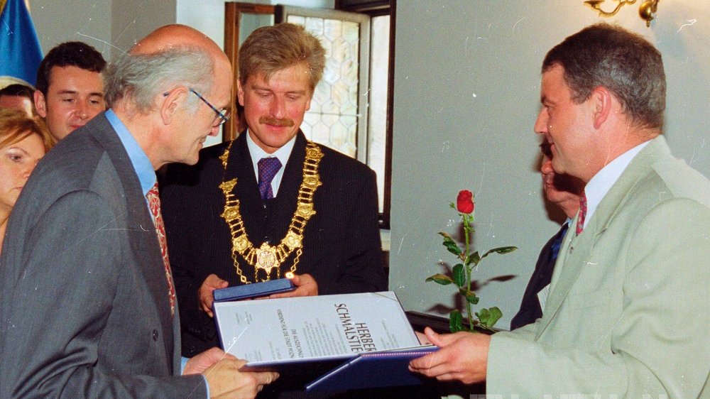 Przewodniczący RMP Dariusz Lipiński wręcza Herbertowi Schmalstiegowi nadburmistrzowi Hanoweru wyróżnienie Zasłużony dla Miasta Poznania podczas uroczystej sesji w ratuszu, 1999 r., fot. Andrzej Szozda