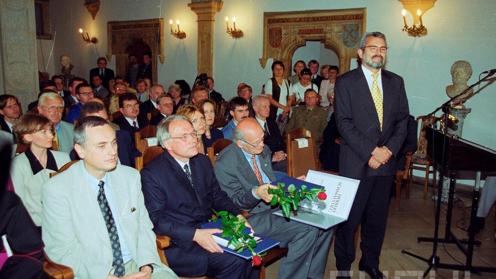 Rektor UAM prof. Stefan Jurga (drugi od lewej) nadburmistrz Hanoweru Herbert Schmalstieg (trzeci od lewej) oraz kierownik Wydziału Kultury Urzędu Miasta Hanower Harald Bhlmann (stoi) na uroczystej sesji RMP, 1999 r., fot. Andrzej Szozda
