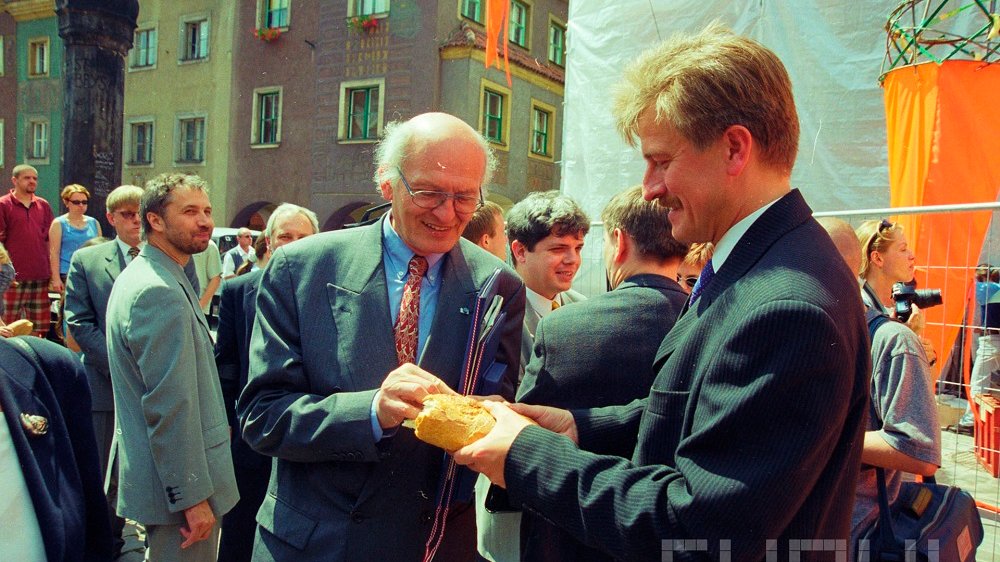 Prezydent Poznania Ryszard Grobelny dzieli się symbolicznym chlebem z nadburmistrzem Hanoweru Herbertem Schmalstiegiem na festynie z okazji Imienin Miasta na Starym Rynku, 1999 r., fot. Andrzej Szozda
