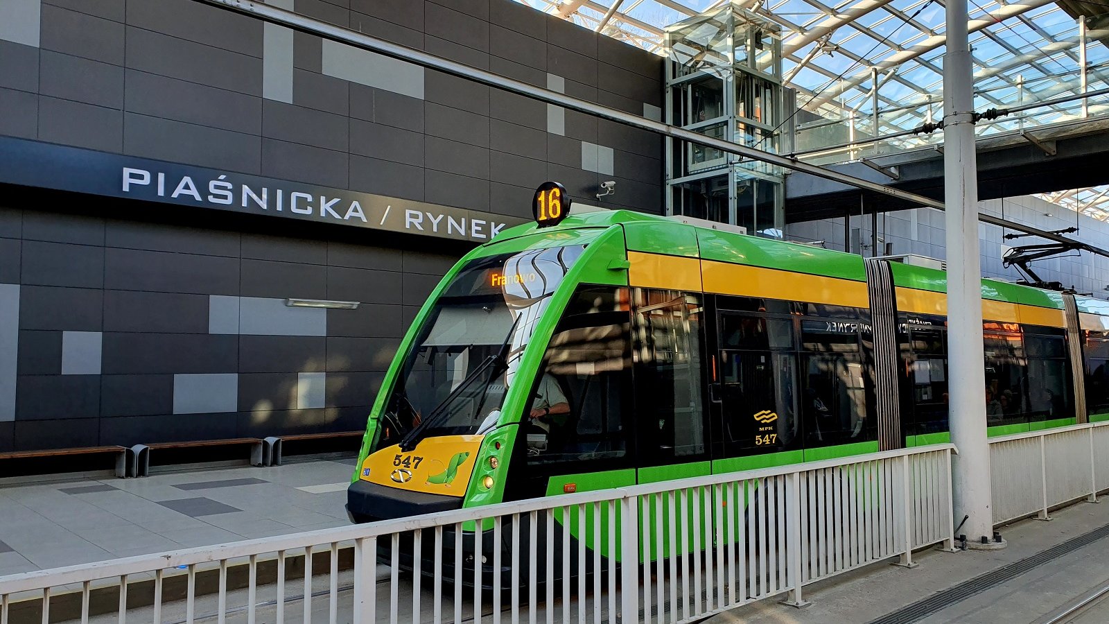 Tramwaje na przystanku Piaśnicka Rynek, fot. Poznan.pl - grafika artykułu