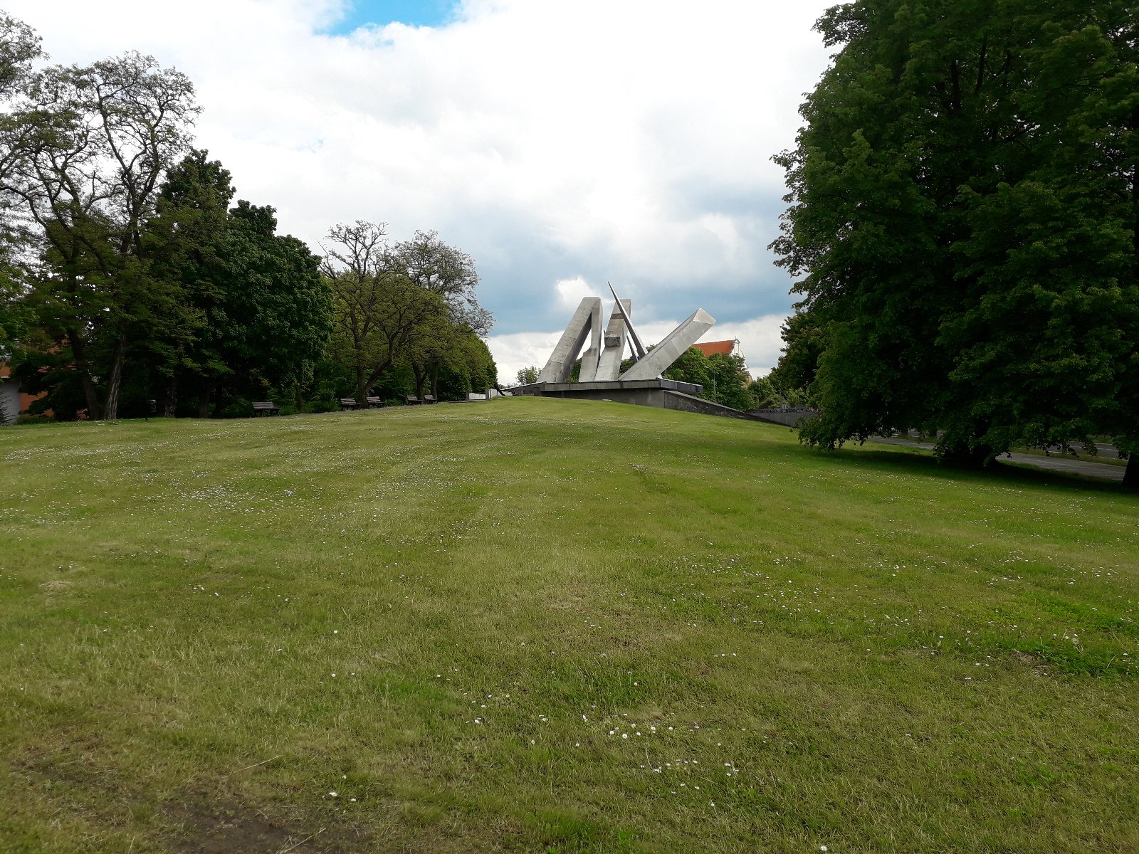 Teren, który zostanie nazwany skwerem im. Marii i Lecha Kaczyńskich, fot. biuletyn.poznan.pl - grafika artykułu