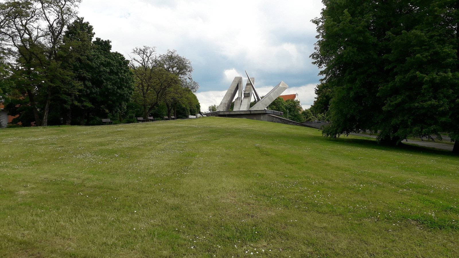 Teren, który zostanie nazwany skwerem im. Marii i Lecha Kaczyńskich, fot. biuletyn.poznan.pl