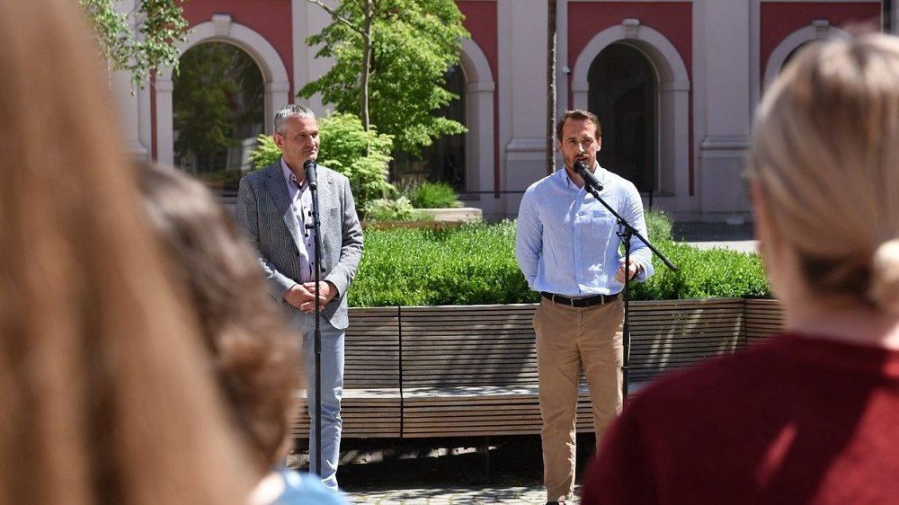 Wiceprezydent Jędrzej Solarski i radny Grzegorz Jura (przewodniczący Komisji Kultury i Nauki) podczas konferencji promującej Lato z Estradą