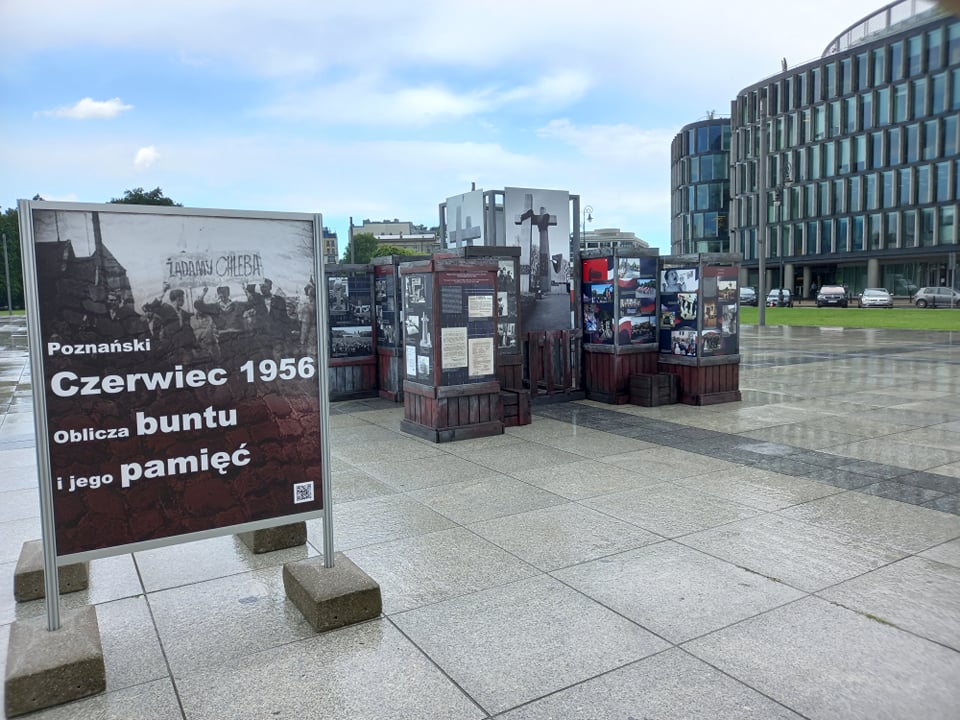 Wystawa "Poznański Czerwiec 1956. Oblicza buntu i jego pamięć" na placu Marszałka Piłsudskiego, fot. Piotr Grzelczak - grafika artykułu