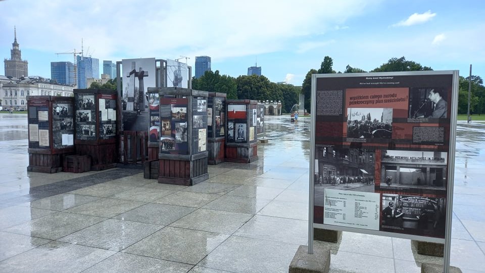 Wystawa "Poznański Czerwiec 1956. Oblicza buntu i jego pamięć" na placu Marszałka Piłsudskiego, fot. Piotr Grzelczak