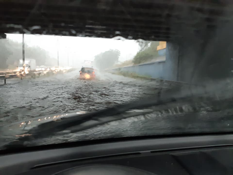 Nawałnica w Poznaniu, zalany przejazd pod wiaduktem, fot. KW PSP w Poznaniu - grafika artykułu