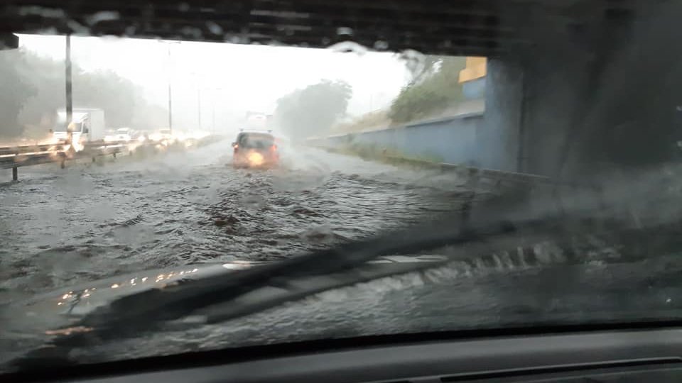 Nawałnica w Poznaniu, zalany przejazd pod wiaduktem, fot. KW PSP w Poznaniu