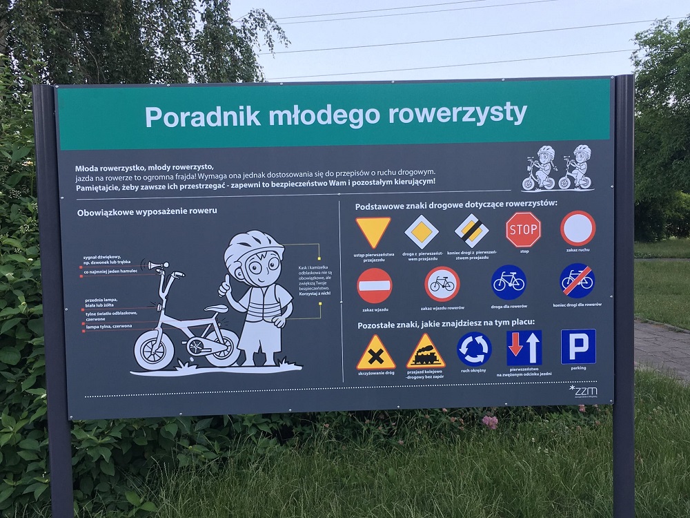 Tablica z "Poradnikiem młodego rowerzysty" przy miasteczku ruchu drogowego w parku na os. B. Chrobrego (fot. Jacek Tomaszewski / Rada Osiedla Piątkowo) - grafika artykułu